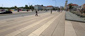 Der Bereich zwischen Filmmuseum und Lustgarten in Potsdam entwickelt sich bei Sommersonne zur Hitzefalle.