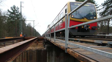 Grunderneuerung der Bahnstrecke zwischen Grunewald und Wannsee: Arbeiten beim Rückbau der fast 100 Jahre alten Brücke an der Eisenbahnüberführung "Fischerhüttenweg" in Berlin-Grunewald. Foto: Thilo Rückeis