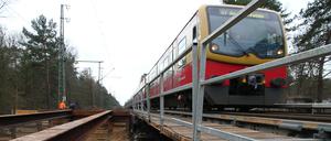 Grunderneuerung der Bahnstrecke zwischen Grunewald und Wannsee: Arbeiten beim Rückbau der fast 100 Jahre alten Brücke an der Eisenbahnüberführung "Fischerhüttenweg" in Berlin-Grunewald. Foto: Thilo Rückeis