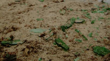 Auf einem Kreuzberger Spielplatz liegen Glassplitter herum: Auch in Charlottenburg wurde Glas im Sand gefunden.