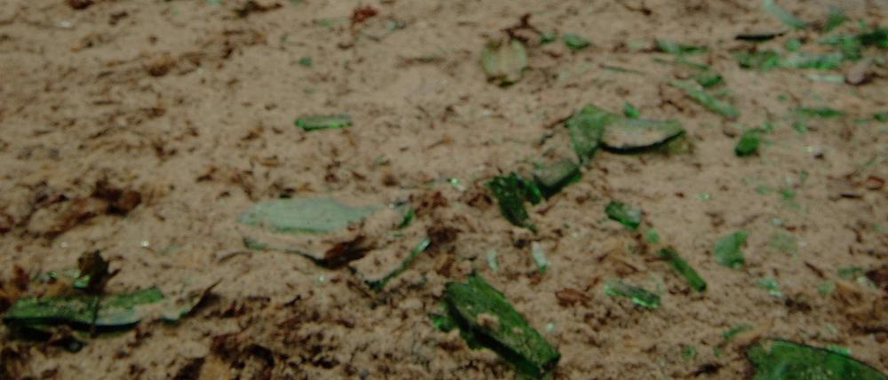 Auf einem Kreuzberger Spielplatz liegen Glassplitter herum: Auch in Charlottenburg wurde Glas im Sand gefunden.