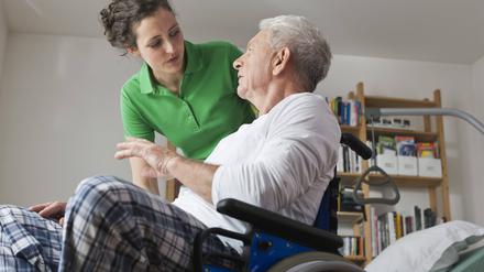 Die Kosten für die Pflege steigen immer höher.