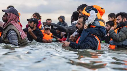 Bei Gravelines im Nordosten Frankreichs: Migranten versuchen, ein Flüchtlingsboot zu erreichen.