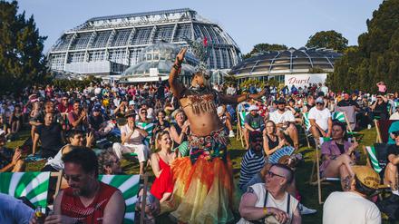 Das Drag-Festival "Queens & Flowers" im Botanischen Garten geht in die zweite Runde: Am 23. August 2025 wird es queer und noch bunter in Dahlem. Unter anderem dabei sind die Queens Marcella Rockefeller und Metamorkid.