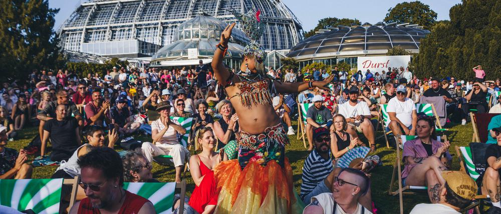 Das Drag-Festival "Queens & Flowers" im Botanischen Garten geht in die zweite Runde: Am 23. August 2025 wird es queer und noch bunter in Dahlem. Unter anderem dabei sind die Queens Marcella Rockefeller und Metamorkid.