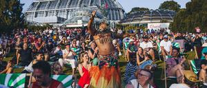 Das Drag-Festival "Queens & Flowers" im Botanischen Garten geht in die zweite Runde: Am 23. August 2025 wird es queer und noch bunter in Dahlem. Unter anderem dabei sind die Queens Marcella Rockefeller und Metamorkid.