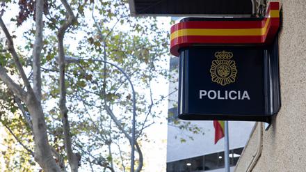 Spanische Polizisten haben auf Mallorca einen jungen Deutschen festgenommen, der in ein Hotelzimmer eingedrungen und dort einer wildfremden Frau ans Bein gefasst hat. Der Vorwurf lautet auf sexuelle Belästigung.