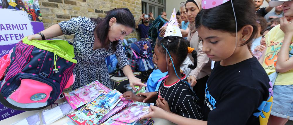 Annalena Baerbock verteilte Schulranzen und Schulmaterial an Kinder von einkommensschwachen Familien. 