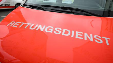 Das Wort Rettungsdienst ist auf einem Einsatzwagen des Deutschen Roten Kreuzes (DRK) angebracht. (Archiv)