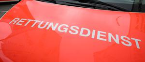 Das Wort Rettungsdienst ist auf einem Einsatzwagen des Deutschen Roten Kreuzes (DRK) angebracht. (Archiv)