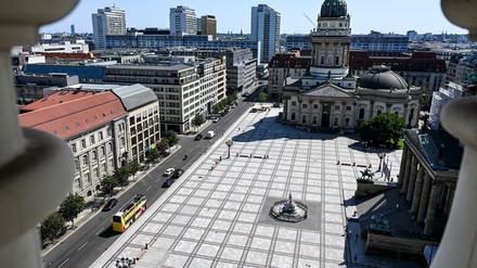 Blick auf den sonnigen Gendarmenmarkt.