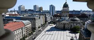 Blick auf den sonnigen Gendarmenmarkt.