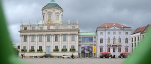Das Potsdam Museum zieht mit einer Schau von Farnfotografien aus Potsdam in die Bahnhofspassagen.