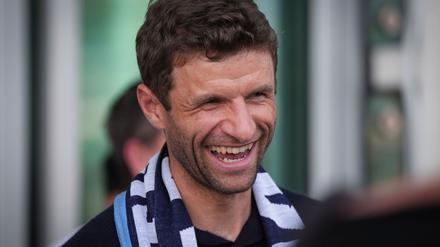 Thomas Müller bei der Ankunft in Vancouver.