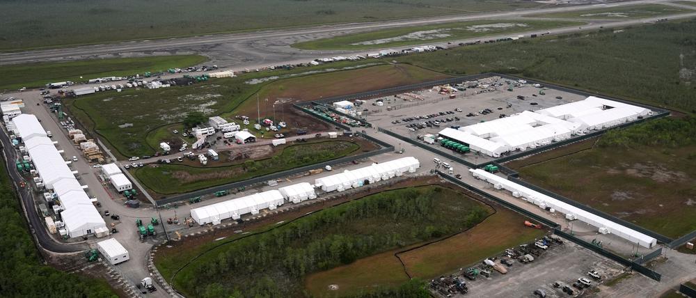 In der Dade-Collier-Ausbildungs- und Übergangseinrichtung in den Everglades von Florida wird an einer neuen Haftanstalt für Migranten gearbeitet, die den Namen «Alligator Alcatraz» trägt. 