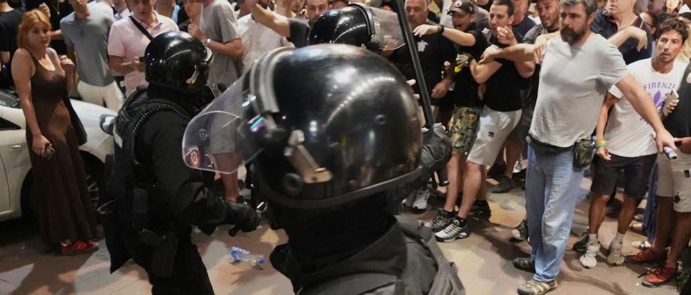 Bei Protesten gegen die Regierung in Serbien kommt es zu Auseinandersetzungen zwischen Polizei und Regierungsanhängern. (Archivbild)