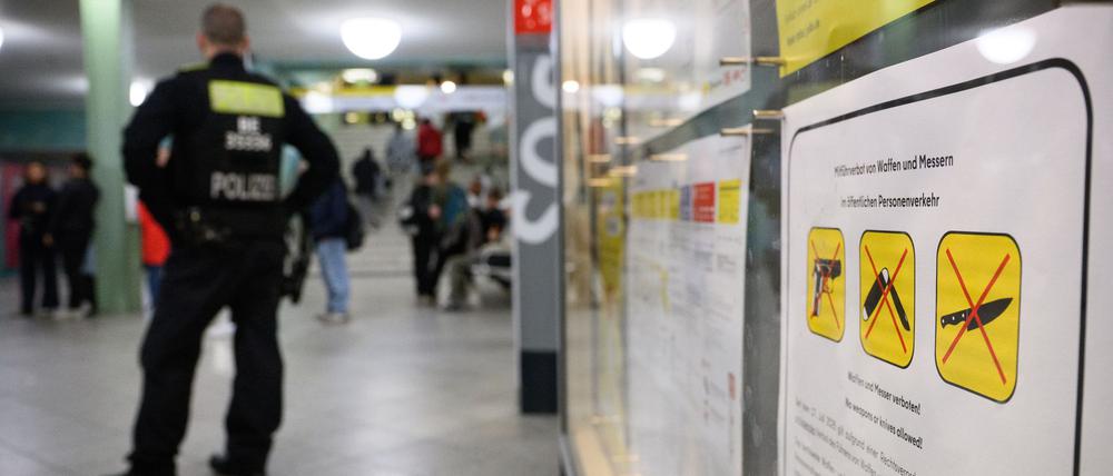 Ein Polizeibeamter steht am Bahnhof Alexanderplatz zu Beginn des Waffenverbots in Berliner U-Bahnen. (Archivbild)