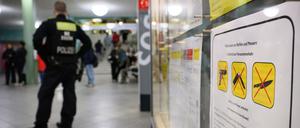 Ein Polizeibeamter steht am Bahnhof Alexanderplatz zu Beginn des Waffenverbots in Berliner U-Bahnen. (Archivbild)