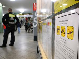 Ein Polizeibeamter steht am Bahnhof Alexanderplatz zu Beginn des Waffenverbots in Berliner U-Bahnen. (Archivbild)