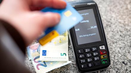 Sowohl zu Hause als auch im Ausland greift zum Bezahlen nur noch gut ein Drittel der Deutschen auf Bargeld zurück. (Symbolbild)
