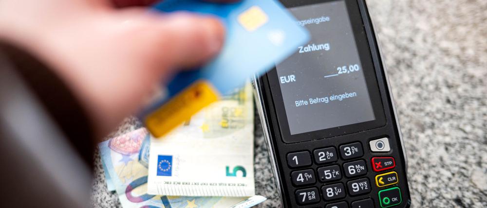 Sowohl zu Hause als auch im Ausland greift zum Bezahlen nur noch gut ein Drittel der Deutschen auf Bargeld zurück. (Symbolbild)