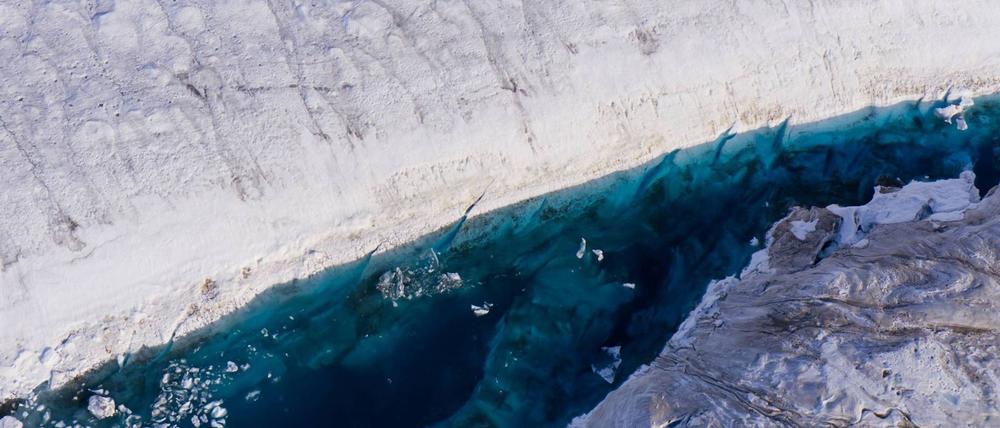Auf einem Gletscher in Grönland hat sich ein See gebildet.
