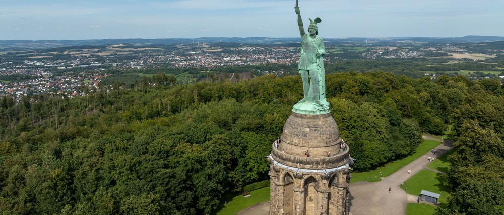 Blick per Drohne auf das Hermannsdenkmal, Deutschlands größte Statue, in den Höhen des Teutoburger Waldes