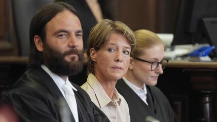 Christina Block ist am vierten Prozesstag im Landgericht in Hamburg zu sehen (Mitte).