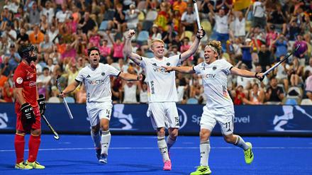 Deutschlands Gonzalo Peillat, Tom Grambusch und Torschütze Thies Prinz (v.l.n.r.) bejubeln sein Tor zum 3:1 gegen Spanien.