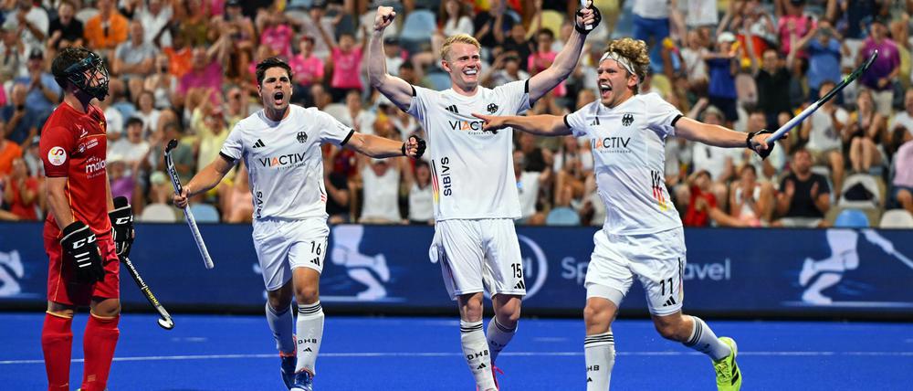 Deutschlands Gonzalo Peillat, Tom Grambusch und Torschütze Thies Prinz (v.l.n.r.) bejubeln sein Tor zum 3:1 gegen Spanien.