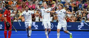 Deutschlands Gonzalo Peillat, Tom Grambusch und Torschütze Thies Prinz (v.l.n.r.) bejubeln sein Tor zum 3:1 gegen Spanien.