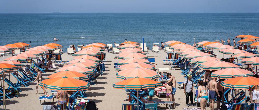 So kennt man Rimini: Schirme und Liegen reihen sich dicht aneinander. 