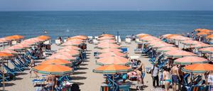 So kennt man Rimini: Schirme und Liegen reihen sich dicht aneinander. 