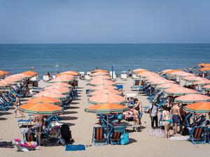 So kennt man Rimini: Schirme und Liegen reihen sich dicht aneinander. 