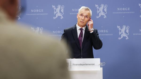 Jens Stoltenberg musste im August einige Fragen beantworten: Norwegens Medien hatten aufgedeckt, dass der staatliche Ölfonds seit dem Beginn des Kriegs in Gaza weiter in israelische Rüstungsunternehmen investiert. 