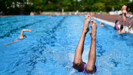 Ein Mann springt im Sommerbad Kreuzberg ins Becken. Angesichts der hohen Temperaturen suchen zunehmend viele Menschen Abkühlung in den Berliner Freibädern. (Symbolbild)