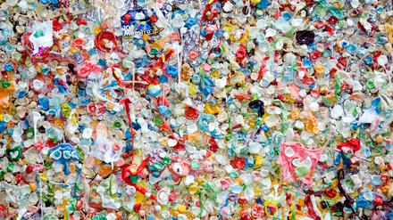 Alles nicht so schön bunt hier: Gerade die Mischung von Stoffen, Zuatzstoffen, Farben und ähnlichem macht es schwierig, Plastik gut zu recyclen.