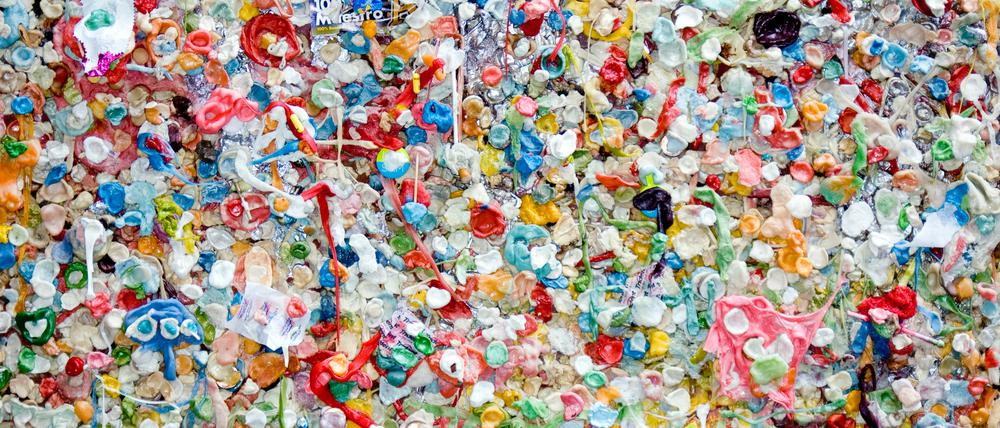 Alles nicht so schön bunt hier: Gerade die Mischung von Stoffen, Zuatzstoffen, Farben und ähnlichem macht es schwierig, Plastik gut zu recyclen.