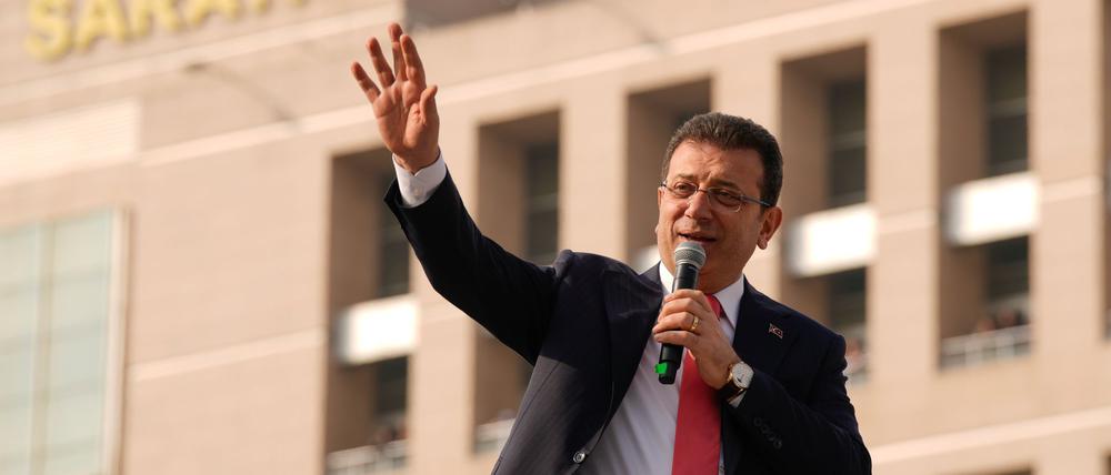 Seit der Verhaftung des CHP-Politikers Imamoglu gibt es immer wieder Razzien gegen Anhänger der größten Oppositionspartei in der Türkei. (Archivbild)