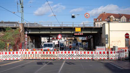 Sperrung der Bahnhofstraße im Brückenbereich des S-Bahnhofs Köpenick im vergangenen Jahr. (Archivbild)