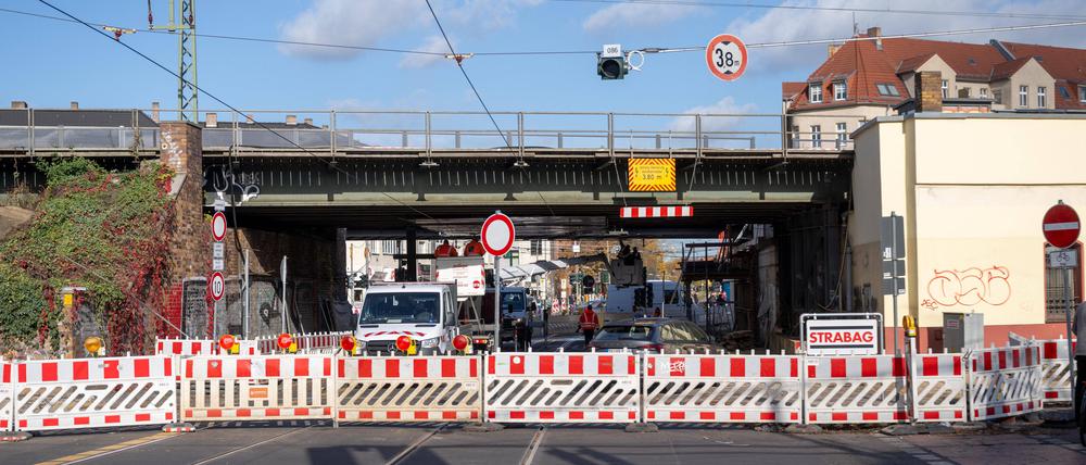 Sperrung der Bahnhofstraße im Brückenbereich des S-Bahnhofs Köpenick im vergangenen Jahr. (Archivbild)