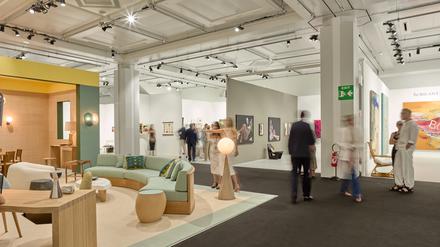 Die Messe Art Monte-Carlo in Monaco im Juli 2025, im Vordergrund der Stand des Innenarchitekten und Möbeldesigners Pierre Yovanovitch.