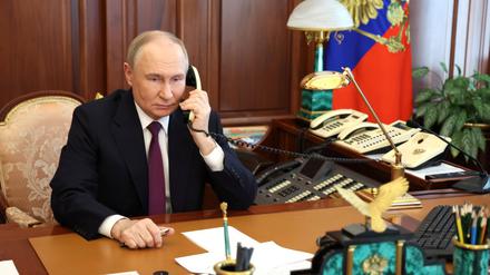 22. Mai 2025, Moskau, Kreml: Der russische Präsident Wladimir Putin telefoniert.