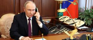 22. Mai 2025, Moskau, Kreml: Der russische Präsident Wladimir Putin telefoniert.