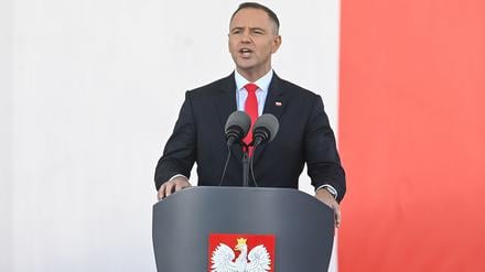 Der polnische Präsident Karol Nawrocki nennt das Banner „eine Dummheit, die mit Worten nicht zu rechtfertigen ist“.
