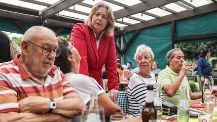Wahlkampf im Kleingartenverein: Bärbel Bas am Sonntag bei einem Grillabend am Sittardsberg in Duisburg.