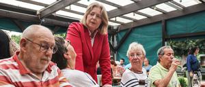 Wahlkampf im Kleingartenverein: Bärbel Bas am Sonntag bei einem Grillabend am Sittardsberg in Duisburg.