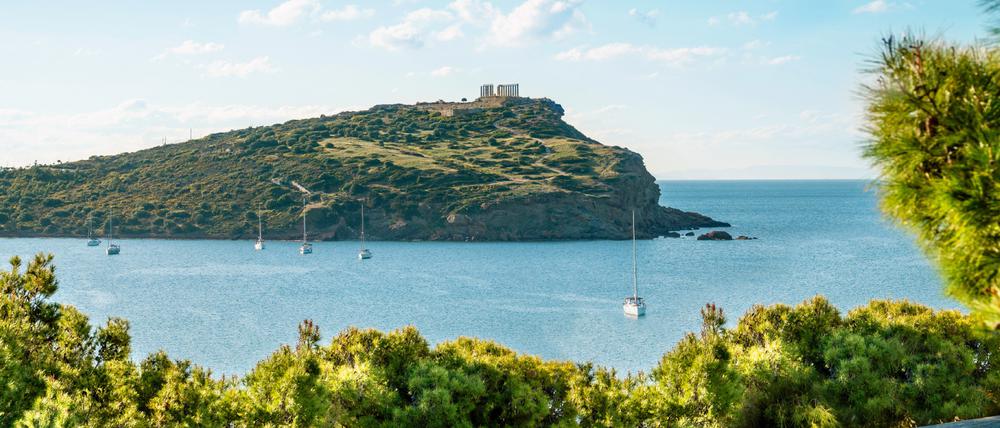 Blick auf den Poseidon-Tempel am Kap Sounio, das Ende der Athener Riviera.