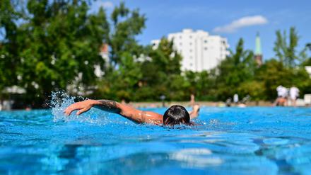 Ein Mann schwimmt im Sommerbad Kreuzberg. 
