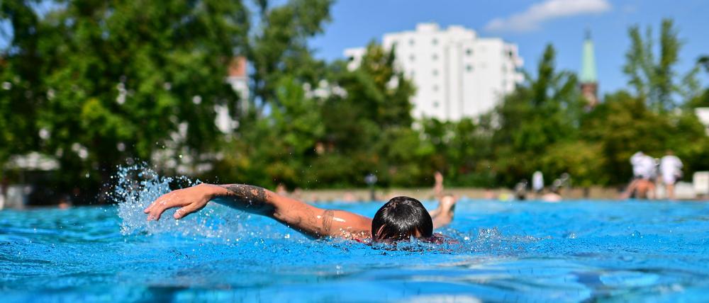 Ein Mann schwimmt im Sommerbad Kreuzberg.